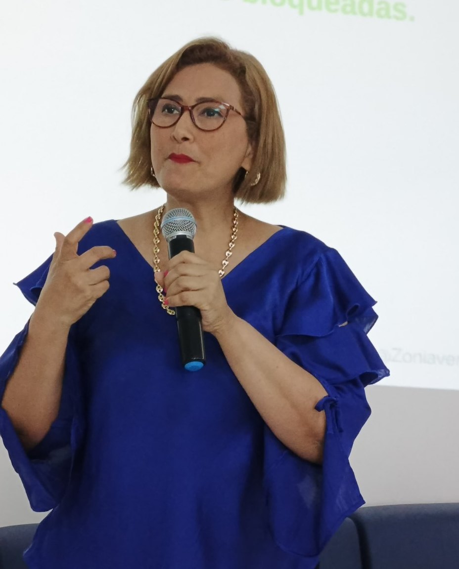 Zonia Vergara, consultora empresarial en PNL y neurociencia, en un espacio luminoso de trabajo